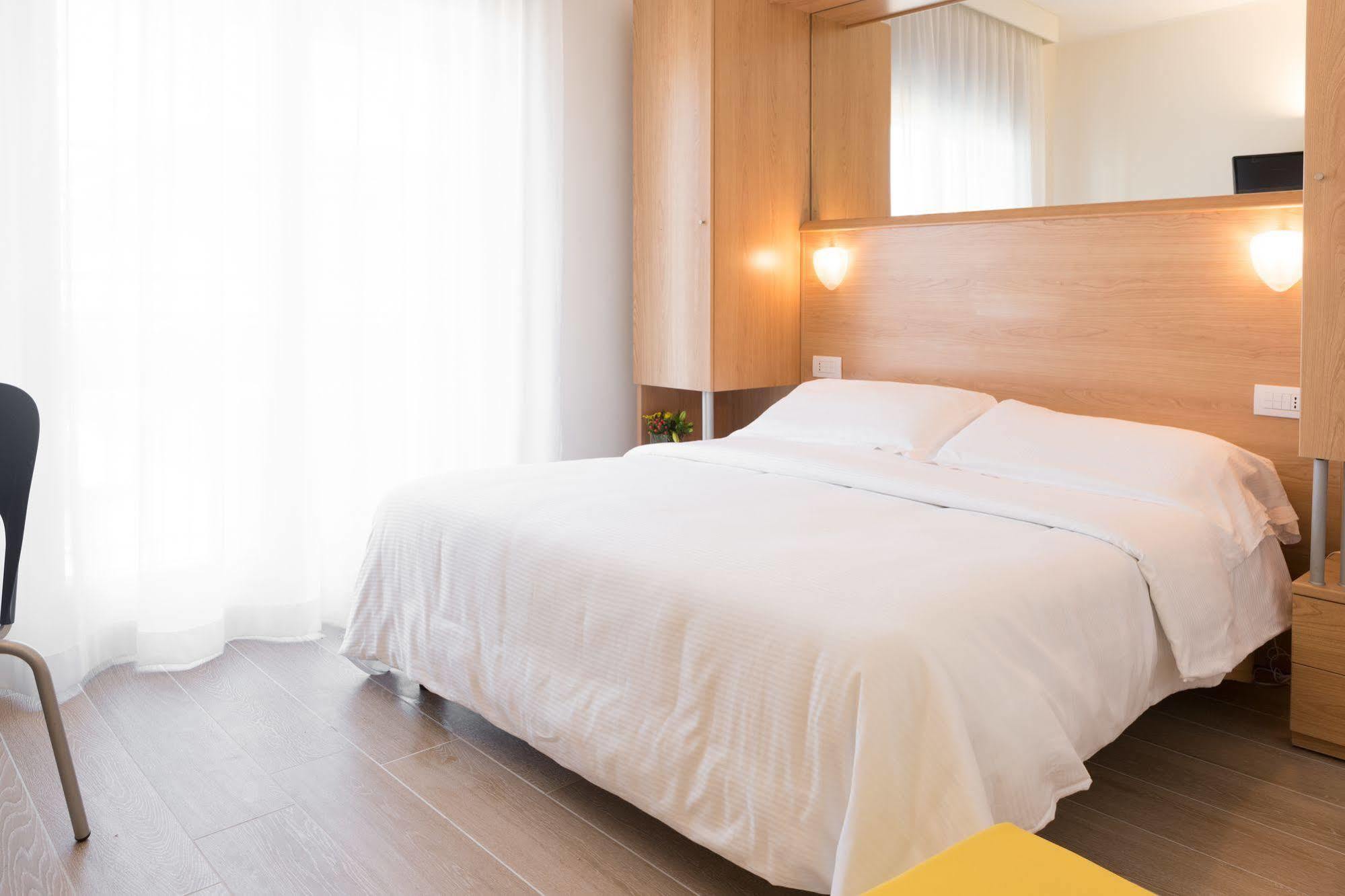 Hotel Mediterraneo Sottomarina Exterior photo